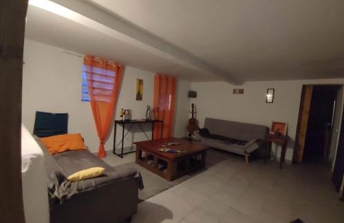 Perinet Apartment | La passiflore