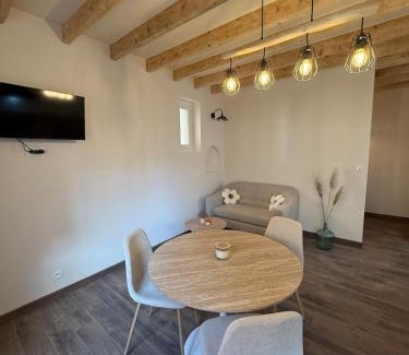 Le Breuil-sur-Couze House | La Petite Couze, Maison cozy pour 2 en Auvergne