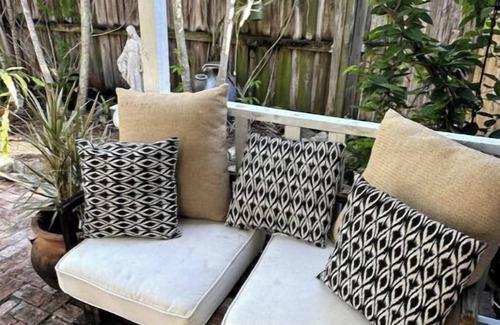 Northboro Park Cottage | La Petite Maison Bleue