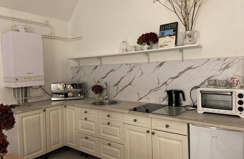 Solesmes Bed & Breakfast | La petite maison 2 mn from Abbaye Saint Pierre de Solesmes