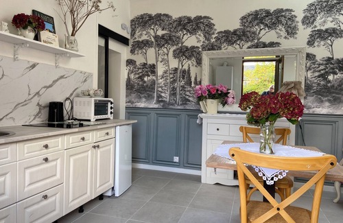 Solesmes Bed & Breakfast | La petite maison 2 mn from Abbaye Saint Pierre de Solesmes