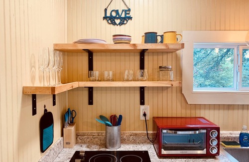 New Braunfels Ski Chalet | La Pluma Retreat, Romantic Bungalow Near the Guadalupe River