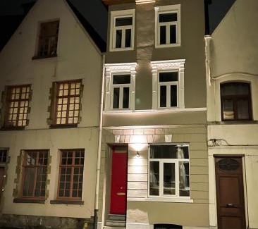 Oudenaarde House | La Porte Rouge - The Red Door