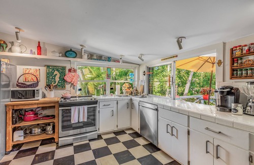 White St. Gallery House | LA PUERTA ROSA~Charming 3 bed/2 bath Conch Home in Old Town Key West!