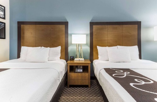 Downtown Chicago Hotel | La Quinta by Wyndham Chicago | 2 Queen Beds | Near Magnificent Mile | 2 Units