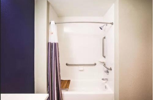 Greenwich Hotel | La Quinta by Wyndham Wichita Northeast