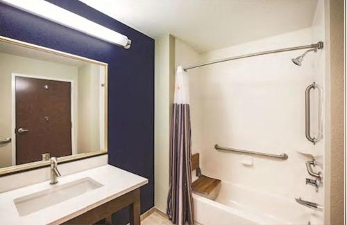 Greenwich Hotel | La Quinta by Wyndham Wichita Northeast