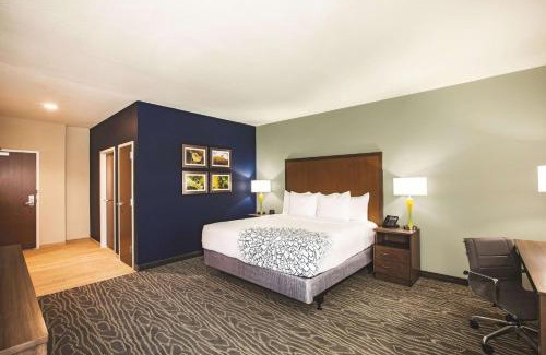 Greenwich Hotel | La Quinta by Wyndham Wichita Northeast