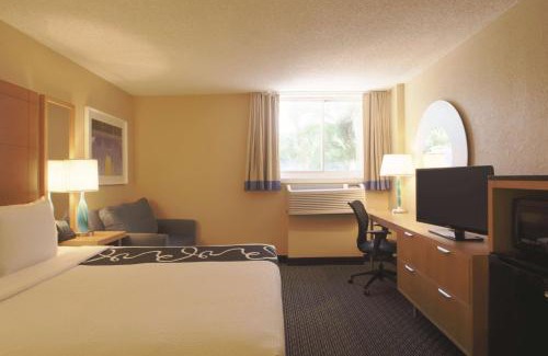 Deerfield Beach Hotel | La Quinta I-95 Deerfield Beach - Next to The Home Depot & Behind The Wawa