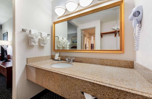 Survey Creek Hotel | La Quinta Inn by Wyndham Ft. Lauderdale Tamarac East