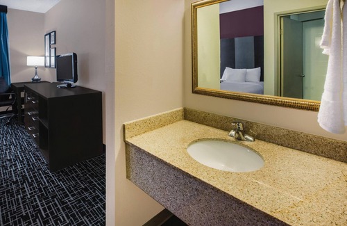 Indianapolis Hotel | La Quinta Inn by Wyndham Indianapolis North at Pyramids
