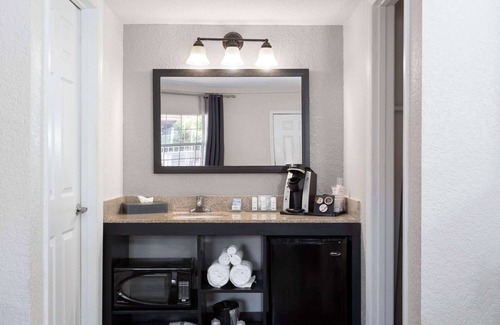 Cocoa Beach Hotel | La Quinta Inn by Wyndham Cocoa Beach-Port Canaveral