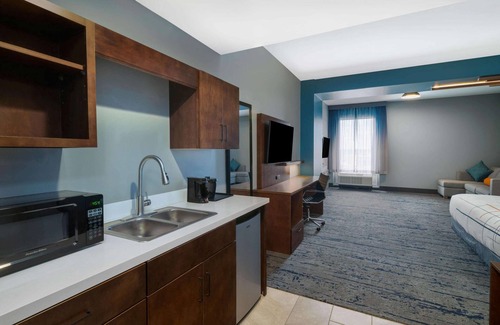Buechel Hotel | La Quinta Inn & Suites by Wyndham Louisville NE/Old Henry Rd