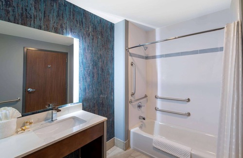 Buechel Hotel | La Quinta Inn & Suites by Wyndham Louisville NE/Old Henry Rd