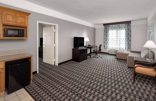 Deer Park Hotel | La Quinta Inn & Suites by Wyndham Deer Park