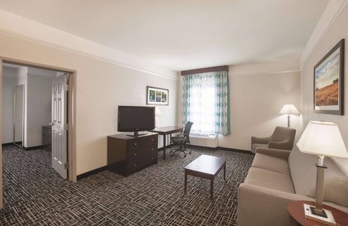 South Arlington Hotel | La Quinta Inn & Suites by Wyndham Mansfield TX