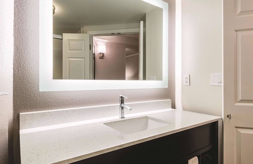 Alexandria Hotel | La Quinta Inn & Suites by Wyndham Alexandria Airport