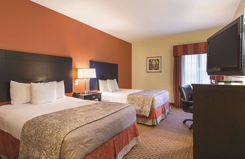North Shore Hotel | La Quinta Inn & Suites by Wyndham Houston East at Normandy