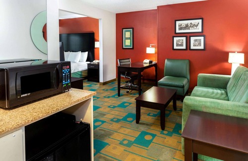 Glendale Hotel | La Quinta Inn & Suites by Wyndham Milwaukee Bayshore Area