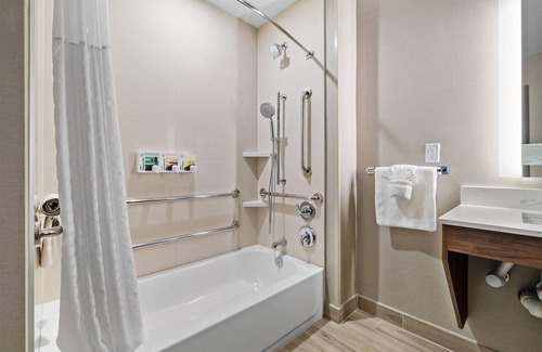 Beach Hill - Beach Flats Hotel | La Quinta Inn & Suites by Wyndham Santa Cruz