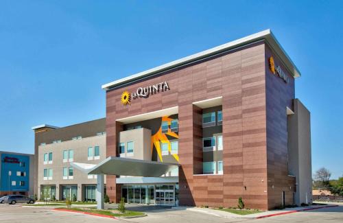 White Rock Hills Hotel | La Quinta Inn & Suites by Wyndham Dallas/Fairpark