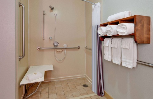 Dallas Hotel | La Quinta Inn & Suites by Wyndham Dallas Love Field