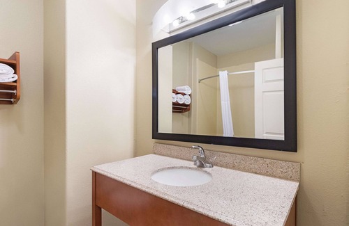 Mathis Hotel | La Quinta Inn & Suites by Wyndham Mathis