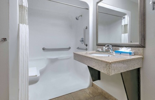 Tulsa Hotel | La Quinta Inn & Suites by Wyndham Tulsa Airpt/Expo Square