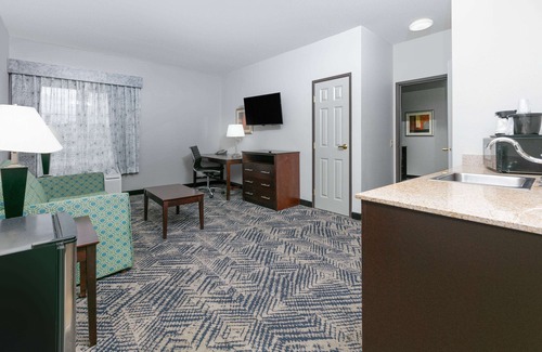 Tulsa Hotel | La Quinta Inn & Suites by Wyndham Tulsa Airpt/Expo Square