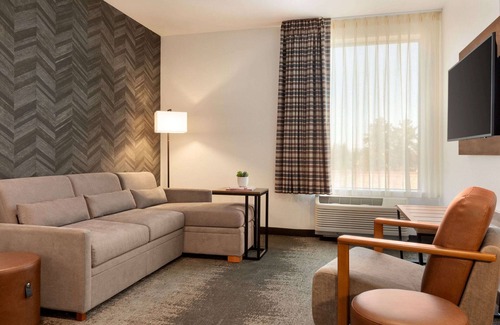 Southwest Santa Rosa Hotel | La Quinta Inn & Suites Santa Rosa Sonoma