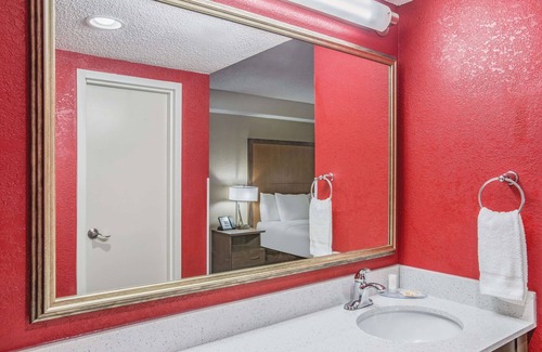 Capitol Heights Hotel | La Quinta Inn & Suites by Wyndham DC Metro Capital Beltway