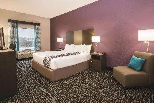 Mitchell Hotel | La Quinta Inn & Suits by Wyndham Pontoon Beach IL