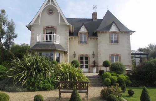 Saint-Jacut-de-la-Mer House | La Richardais. Beautiful recent Dinardaise