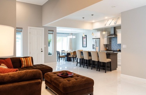 Pharr House | La Serenidad: w'2 King Beds.EV Port.300mbs wifi.Yard Space & Pet Friendly