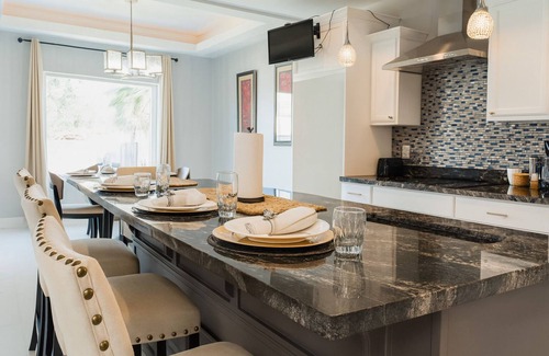 Pharr House | La Serenidad: w'2 King Beds.EV Port.300mbs wifi.Yard Space & Pet Friendly