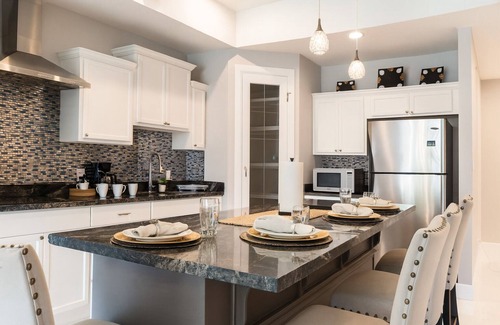 Pharr House | La Serenidad: w'2 King Beds.EV Port.300mbs wifi.Yard Space & Pet Friendly