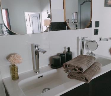 Guingamp Bed & Breakfast | La Suite 27, proche gare et centre ville