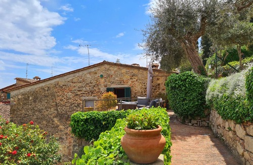 Cetona House | La Terrazza, Cetona, Tuscany, historic stone house with garden.