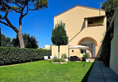 Livorno Villa | La Villa apartments Tinaia - Excellent for Sardegna & Corsica - 6-8 beds - Private parking included with camera