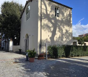 Livorno Villa | La Villa apartments Tinaia - Excellent for Sardegna & Corsica - 6-8 beds - Private parking included with camera