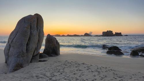 Cleder Villa | La villa des amiets, piscine chauffée et à 500 m de la plage