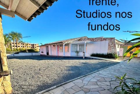 Nova Veneza House | La vita hospedaria studio laranja