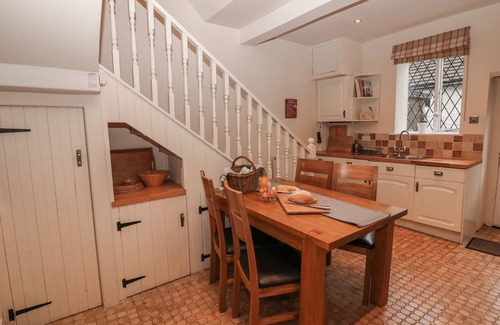 Castleton Cottage | LABURNUM COTTAGE, with a garden in Castleton, Peak District
