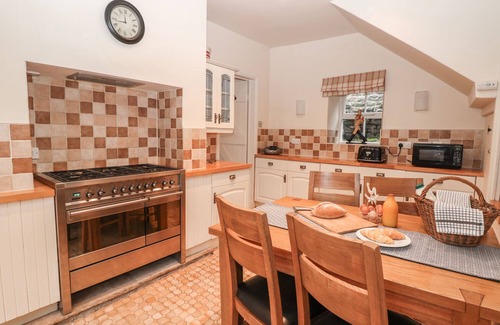 Castleton Cottage | LABURNUM COTTAGE, with a garden in Castleton, Peak District