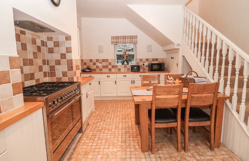 Castleton Cottage | LABURNUM COTTAGE, with a garden in Castleton, Peak District