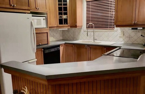 Lac-Brome House | Lac Brome Double Room Suite with Lakeview Living Room (CITQ # 133781)