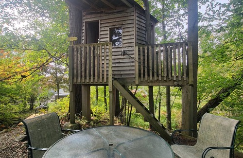 Lac-Brome House | Lac Brome Double Room Suite with Lakeview Living Room (CITQ # 133781)