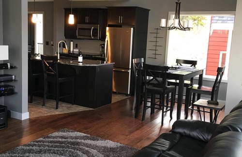 Central Okanagan Cottage | LaCasa Lakeside Resort Kelowna Cottage Short Term Rental H412233921