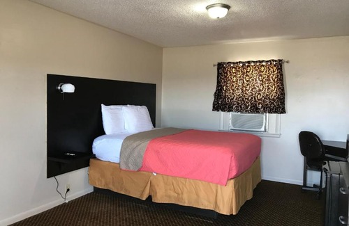 Knob Noster Hotel | Laci's Country Inn - Knob Noster