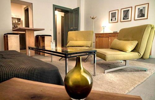 Friedrichshain-Kreuzberg Apartment | Ladenwohnung in Kreuzberg mit Parkplatz in einer Tiefgarage